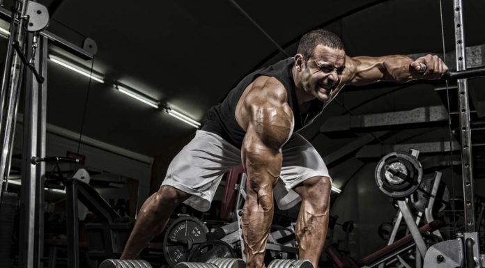 Culturista entrenamiento con mancuerdas para el crecimiento muscular