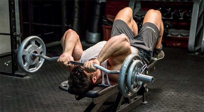 Press francés con barra EZ para ejercitar Tríceps. KiffeMyBody